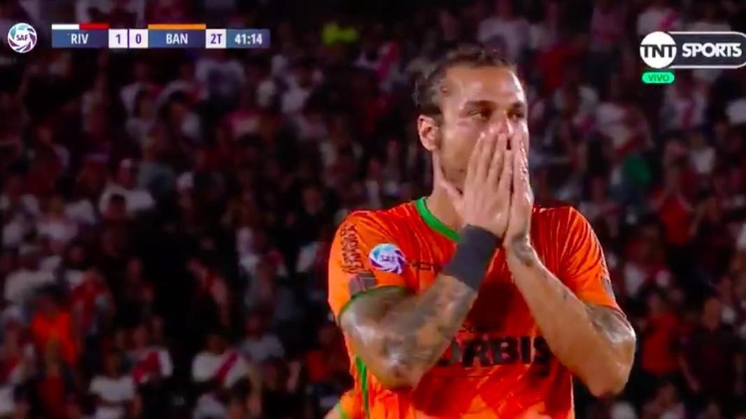 La reazione di Osvaldo dopo aver sfiorato il gol