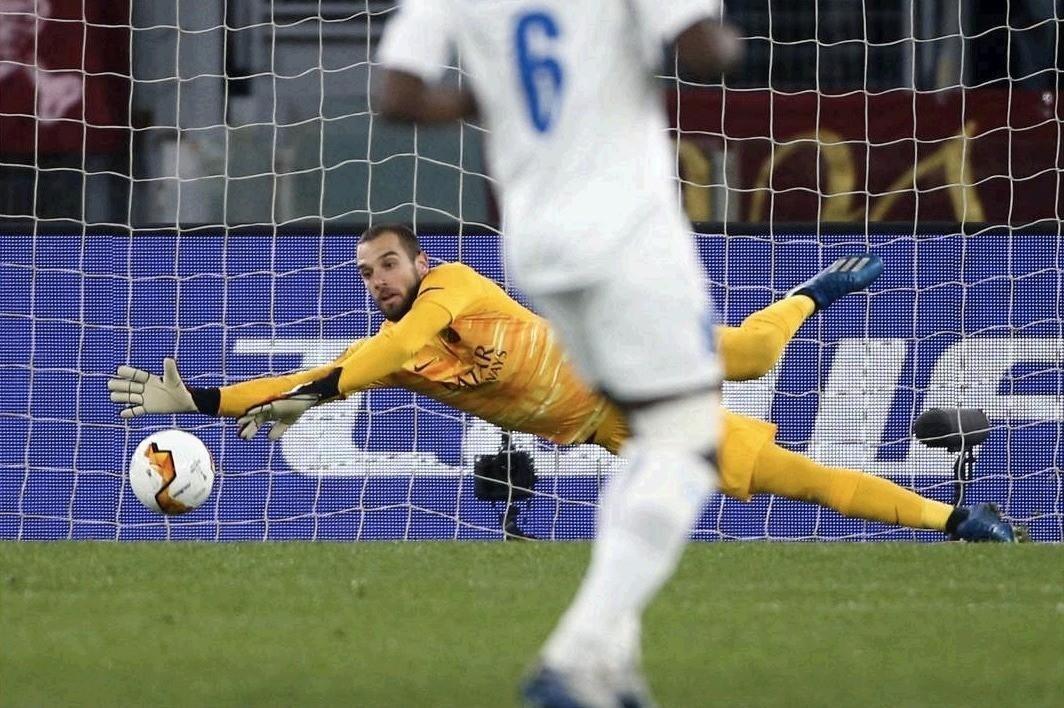 Pau Lopez durante il match di Europa League Roma-Gent, di Mancini