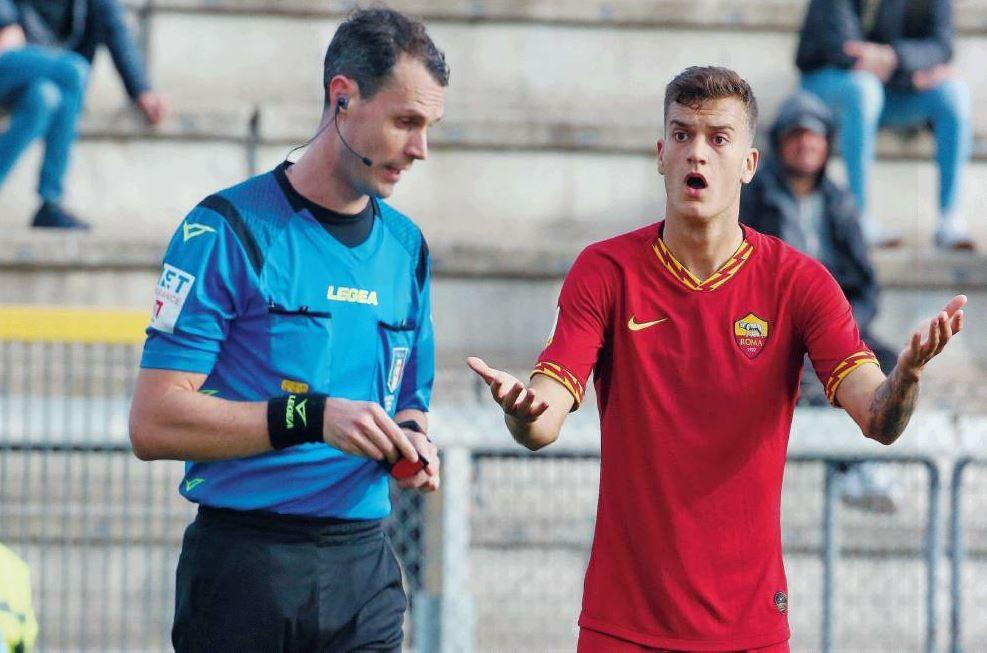 Estrella protesta con l'arbitro dopo il rosso nella semifinale di ritorno in Coppa Italia contro il Verona, di Mancini