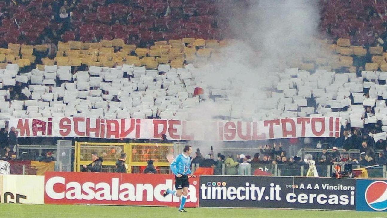 Lo striscione esposto in Curva Sud in occasione di Roma-Lecce del 20 novembre 2011