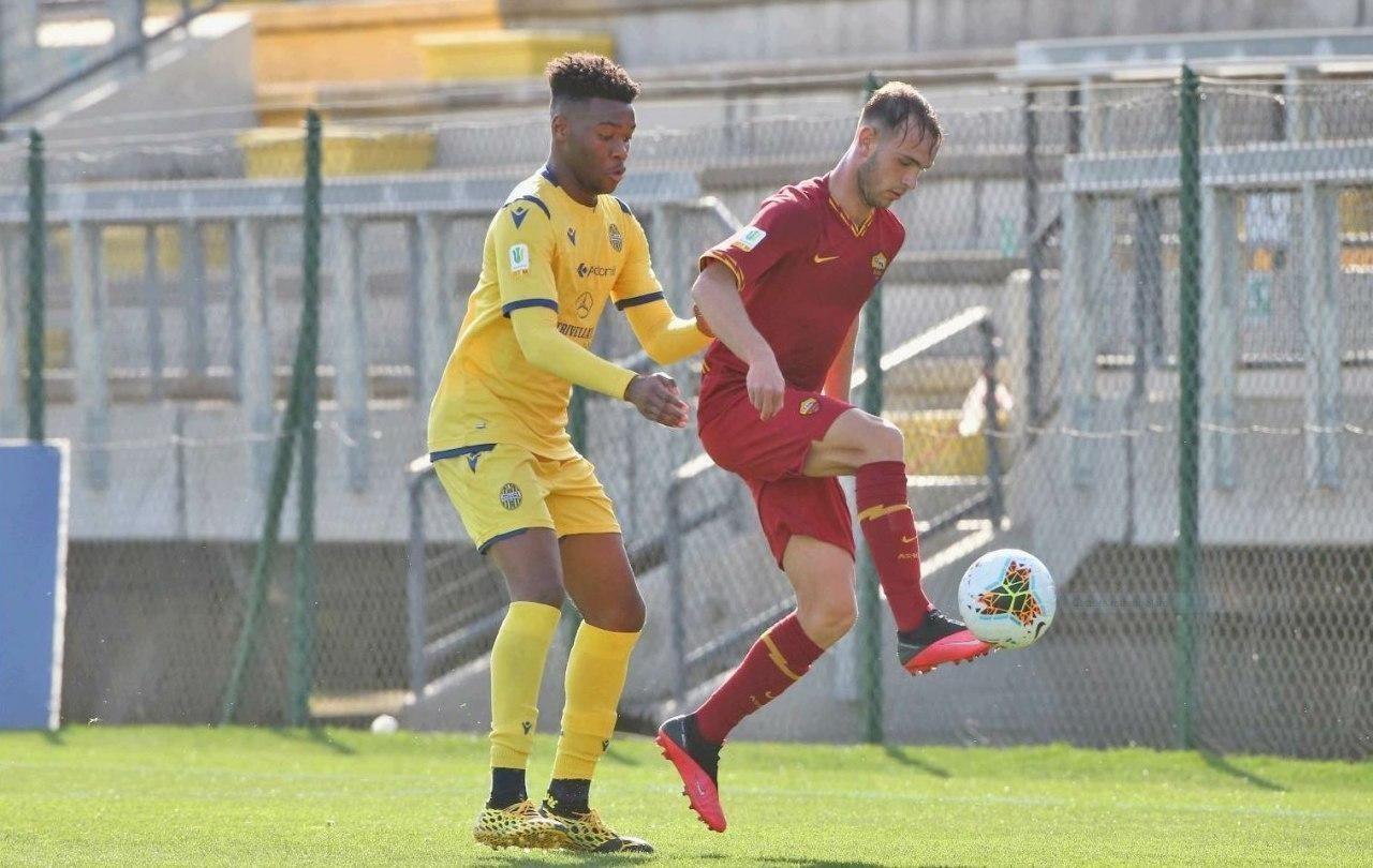 Riccardi in azione durante il match di Coppa Italia contro il Verona, di Mancini
