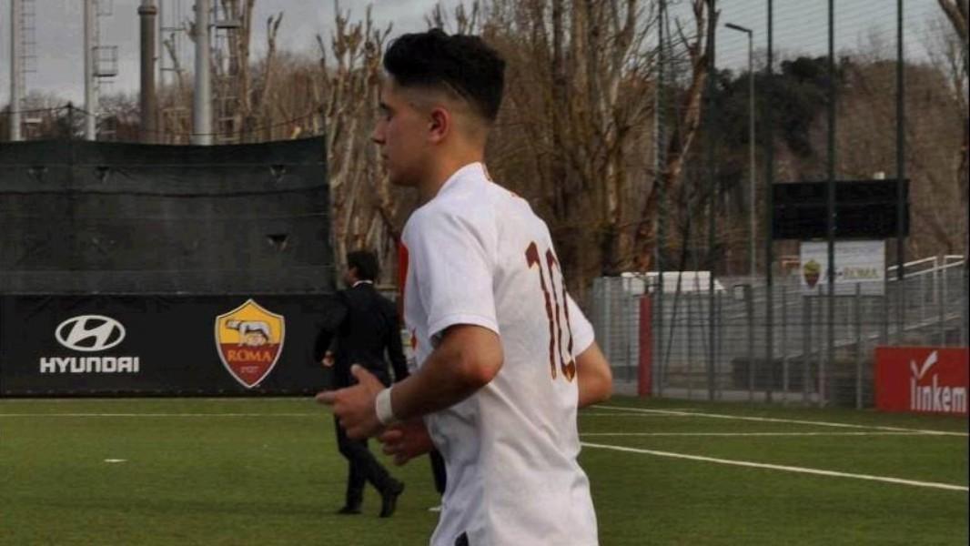 Cristian Volpato con la maglia numero 10 della Roma