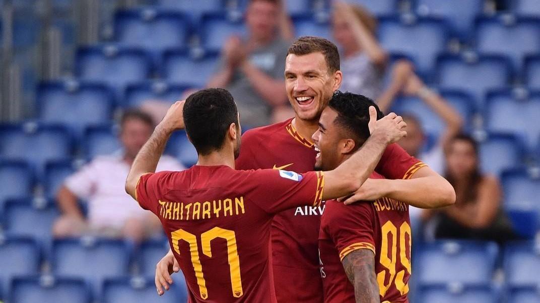 Dzeko e Mkhitaryan abbracciano Justin Kluivert, di LaPresse