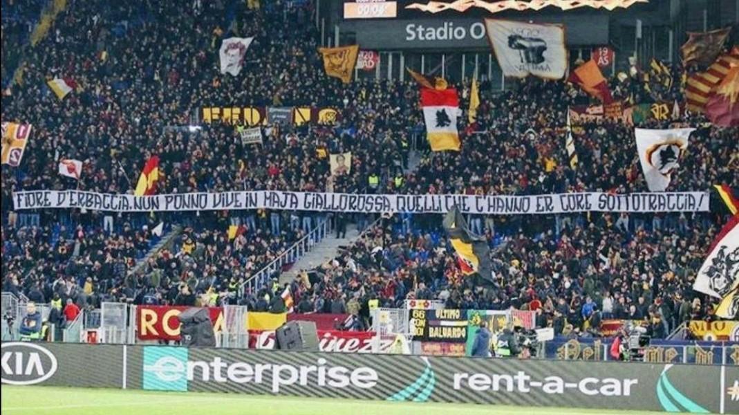 Lo striscione esposto dalla Curva Sud prima di Roma-Gent