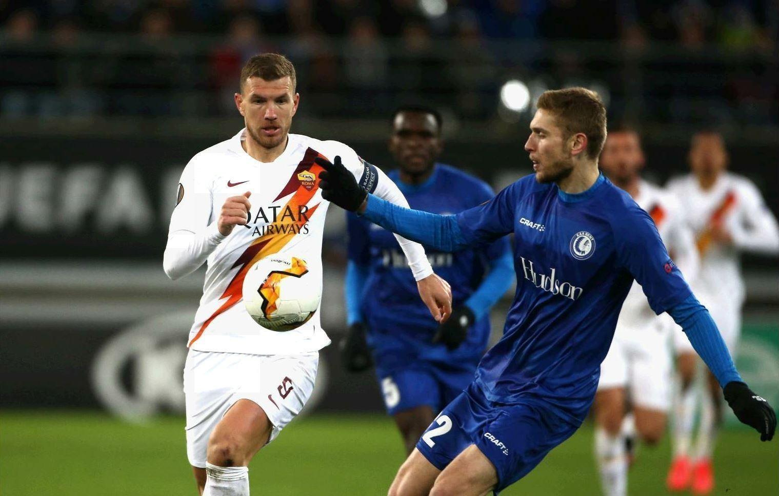 Dzeko in azione durante Gent-Roma, di Mancini