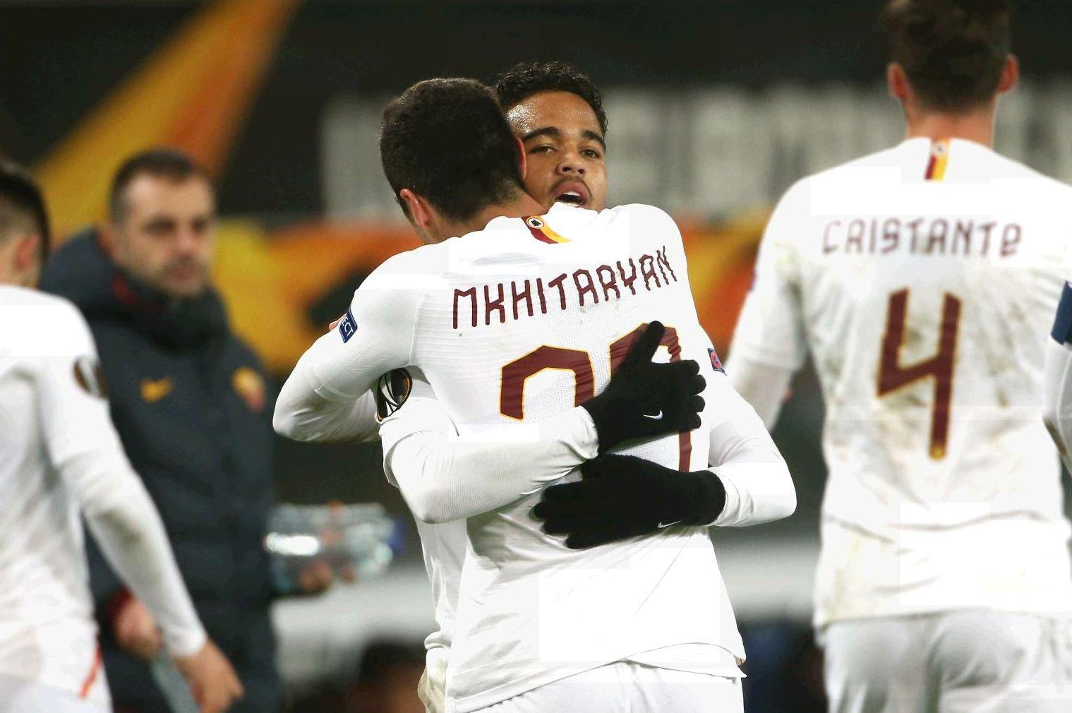 Kluivert abbraccia Mkhitaryan dopo l'assist vincente per l'1-1 contro il Gent, di Mancini