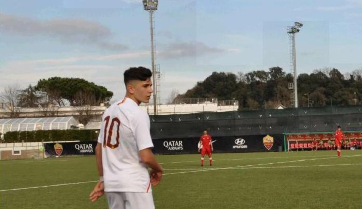 Volpato in campo con la numero 10 della Roma Under 17, di Mancini