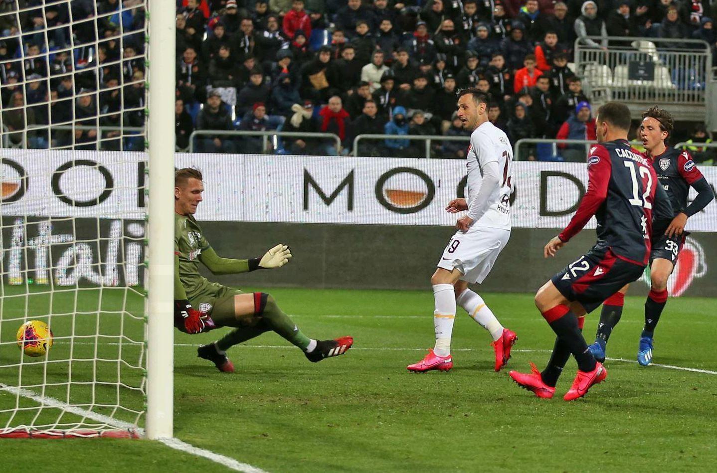 Kalinic segna il gol dell'1-2 contro il Cagliari, di Mancini