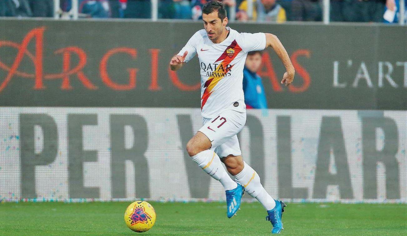 Henrikh Mkhitaryan, 31 anni, in azione nell’ultima gara disputata a Cagliari: il trequartista armeno è approdato in giallorosso nell’ultima estate, di Mancini