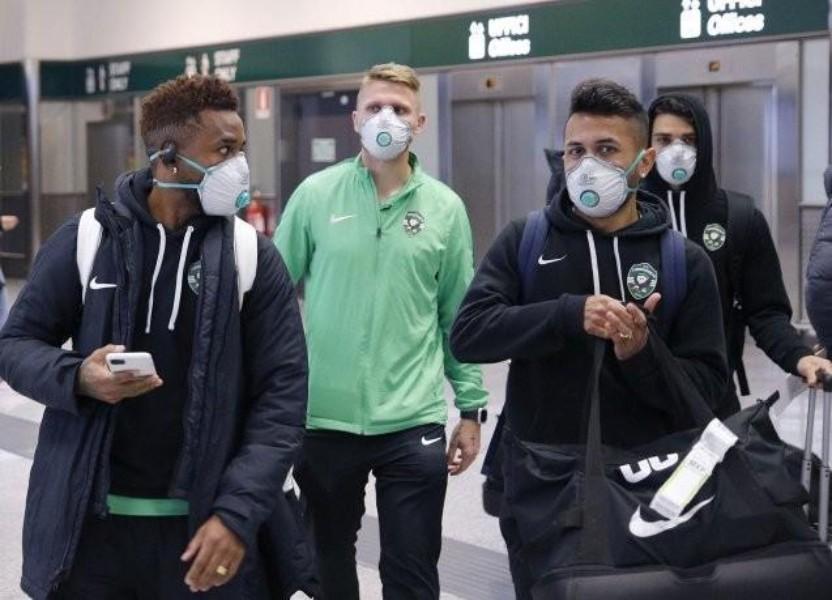 I giocatori del Ludogorets arrivano a Milano per la partita con l'Inter indossando le mascherine