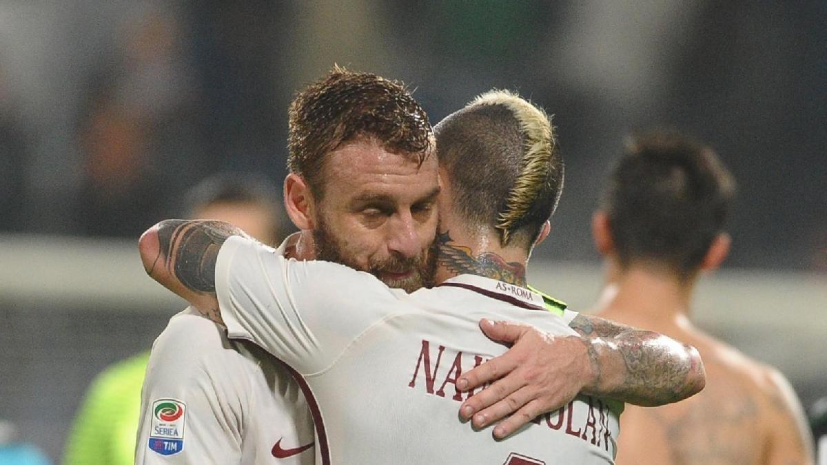 Nainggolan e De Rossi si abbracciano al termine di una gara