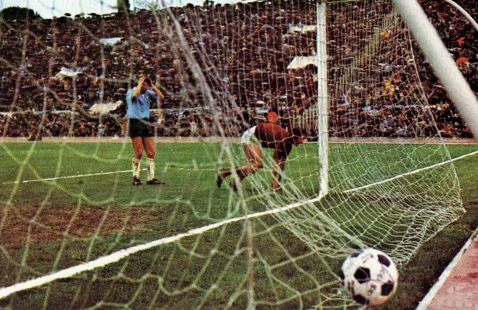 Pierino Prati segna il gol dello 0-1 nel derby del 1975