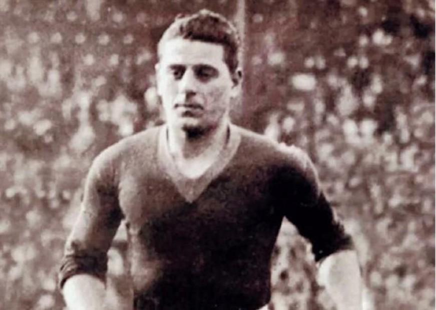 Attilio Ferraris IV con la maglia della Roma a Testaccio