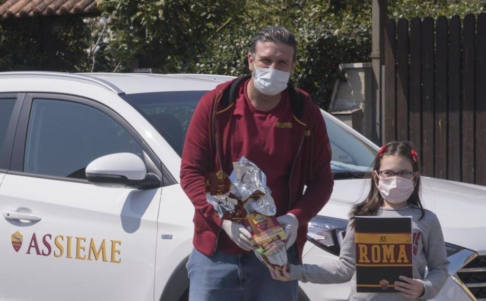 Vincent Candela consegna l'uovo di Pasqua della Roma a una piccola tifosa