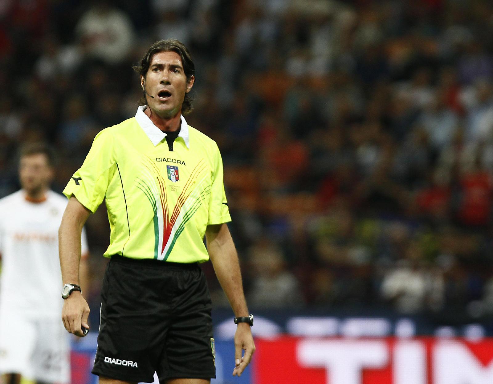 Un'immagine di Mauro Bergonzi in campo come arbitro di Serie A