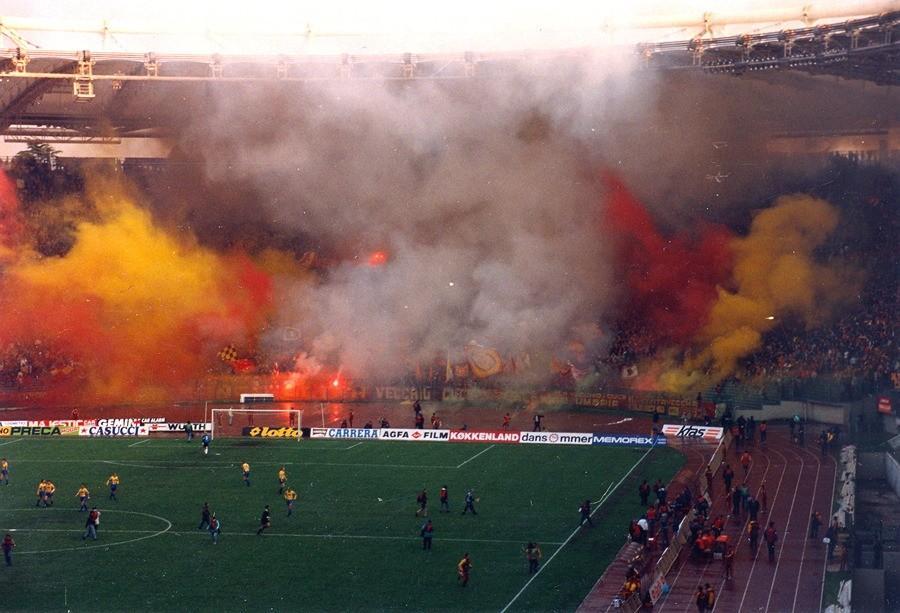 La Curva Sud il 24 aprile 1991 per Roma-Broendby