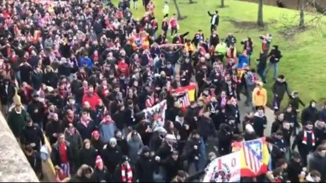 Tifosi dell'Atletico Madrid in corteo a Liverpool