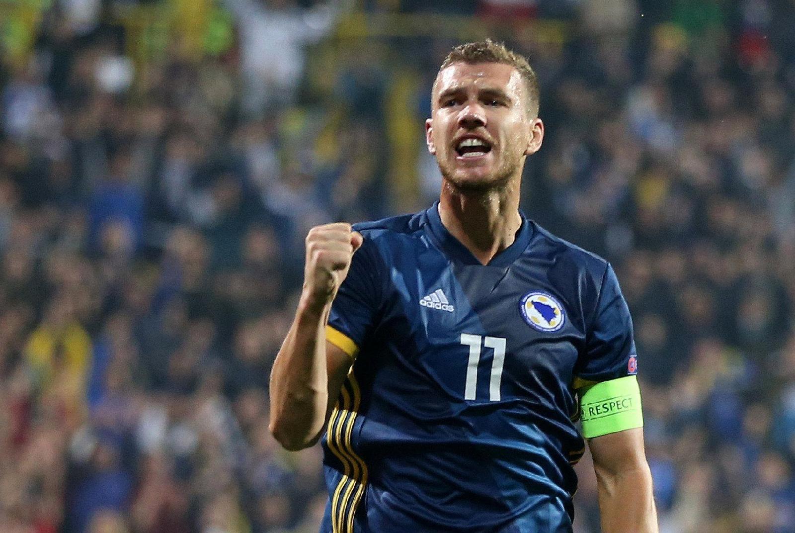 Edin Dzeko con la maglia della sua nazionale