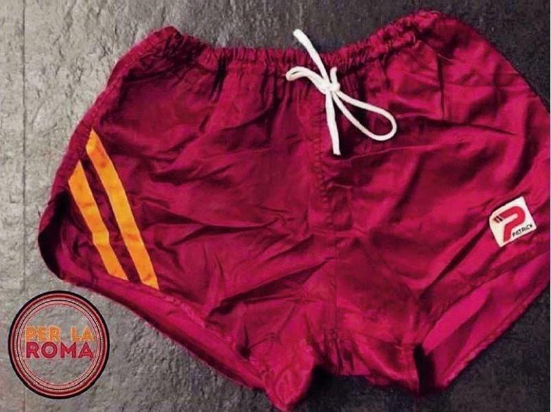 I pantaloncini marca Patrick, che fu sponsor tecnico della Roma nel campionato del secondo scudetto