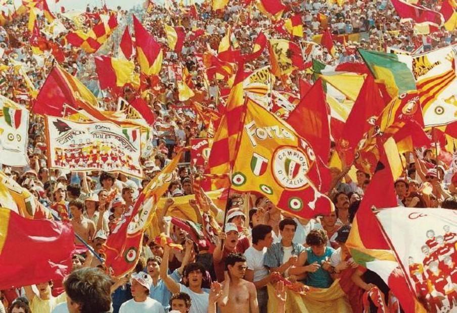 Uno scorcio dell'Olimpico e delle bandiere giallorosse (Foto AS Roma)