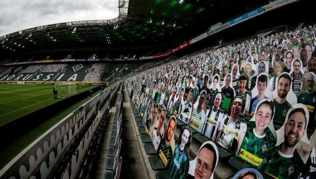 La tribuna del Borussia Park con le sagome dei tifosi