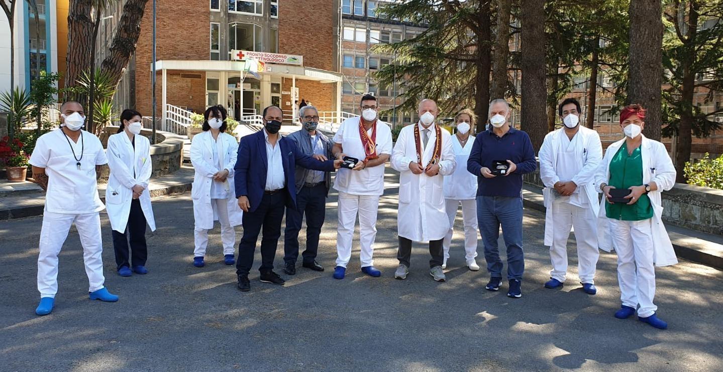 I presidenti dei Roma Club Frattamaggiore e Saviano consegnano gli stetoscopi digitali all'ospedale Cotugno di Napoli