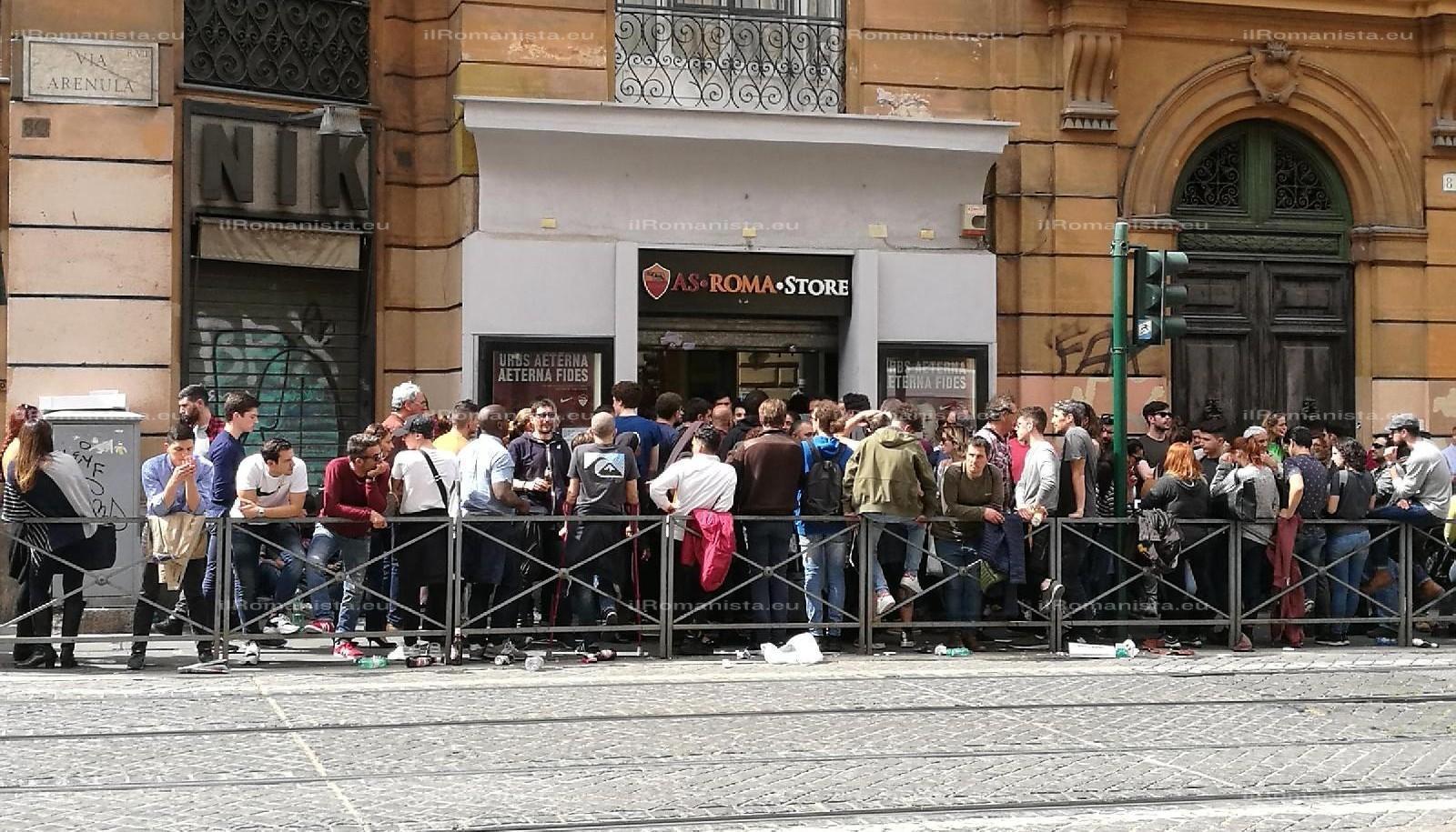 La fila al Roma Store di Via Arenula alle ore 15 circa