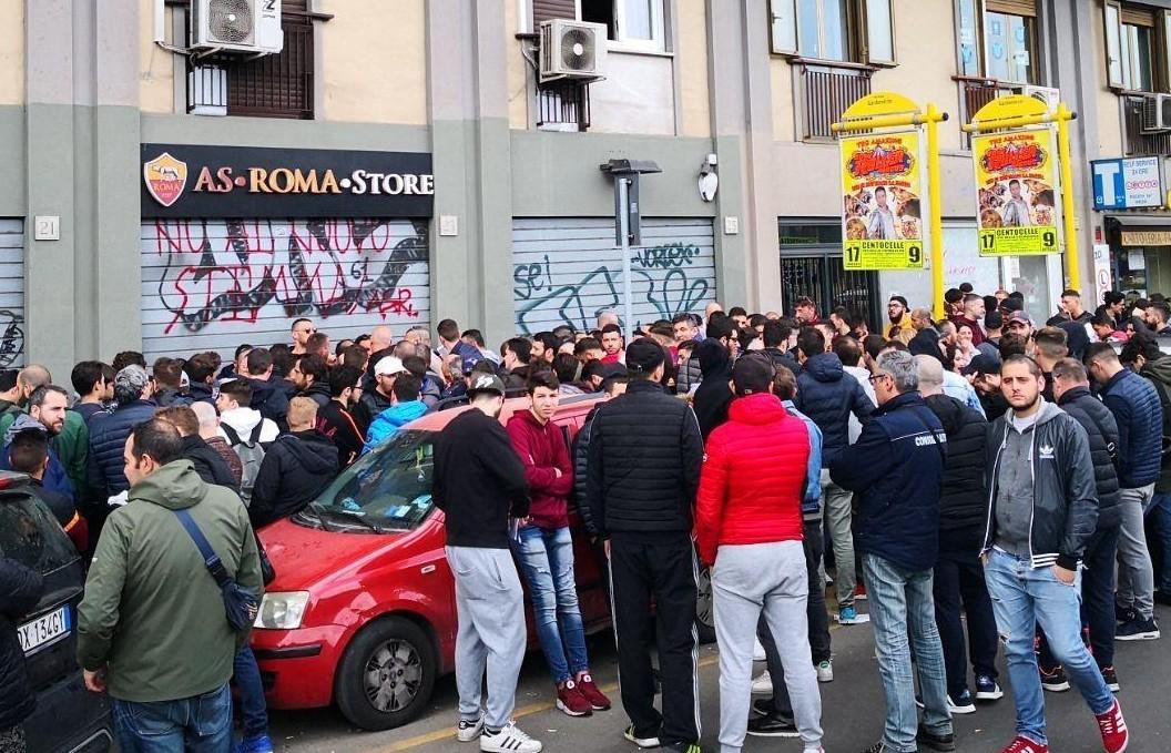 Serrande abbassate a Viale della Primavera a vendita iniziata