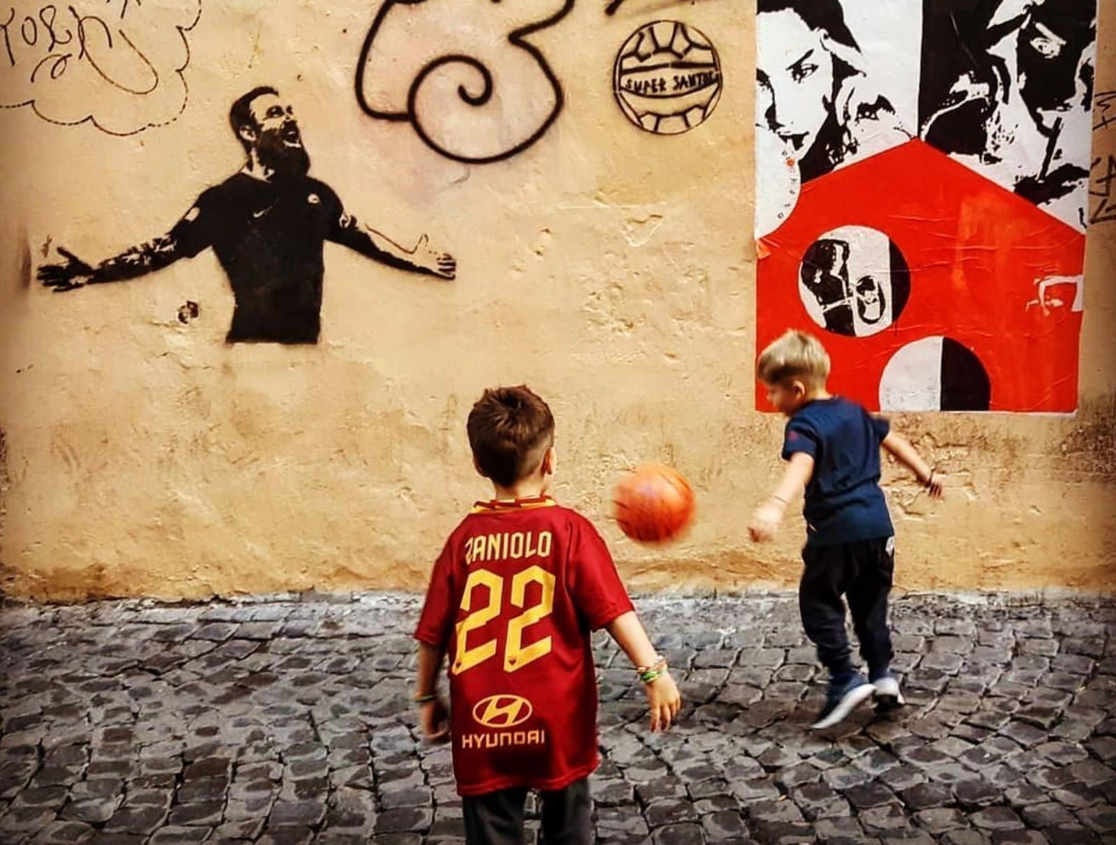 Due bambini giocano in una strada di Trastevere (Instagram g10vannimalagisi)