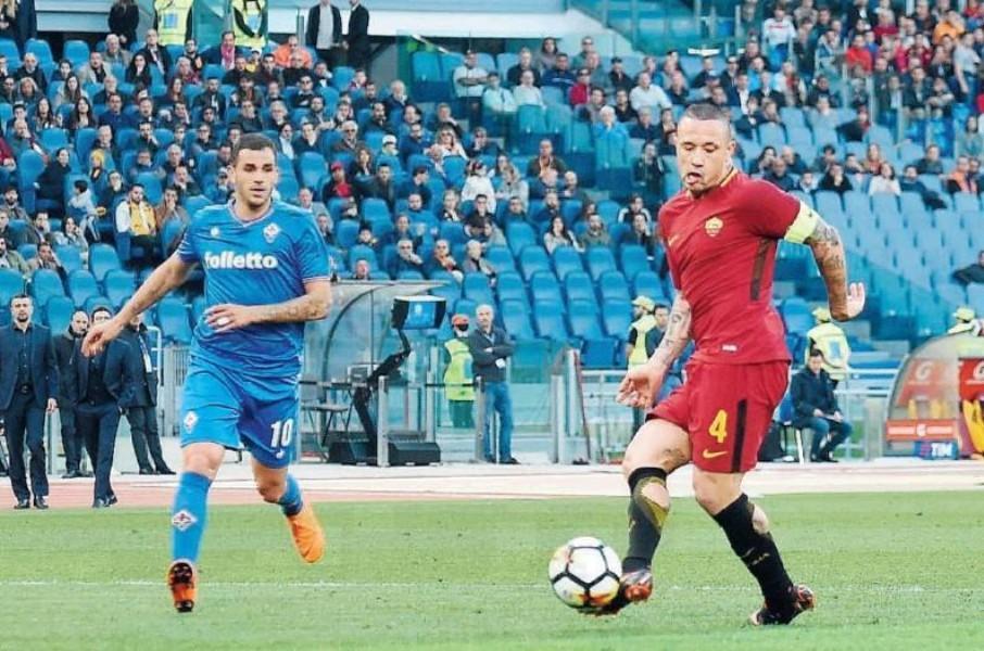 Nainggolan da capitano della Roma contro la Fiorentina nella stagione 2017-18, di LaPresse