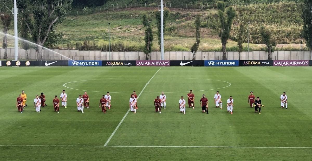 I giocatori della Roma col tecnico Fonseca in ginocchio sul campo di Trigoria; sotto, la foto pubblicata da Juan Jesus su Instagram