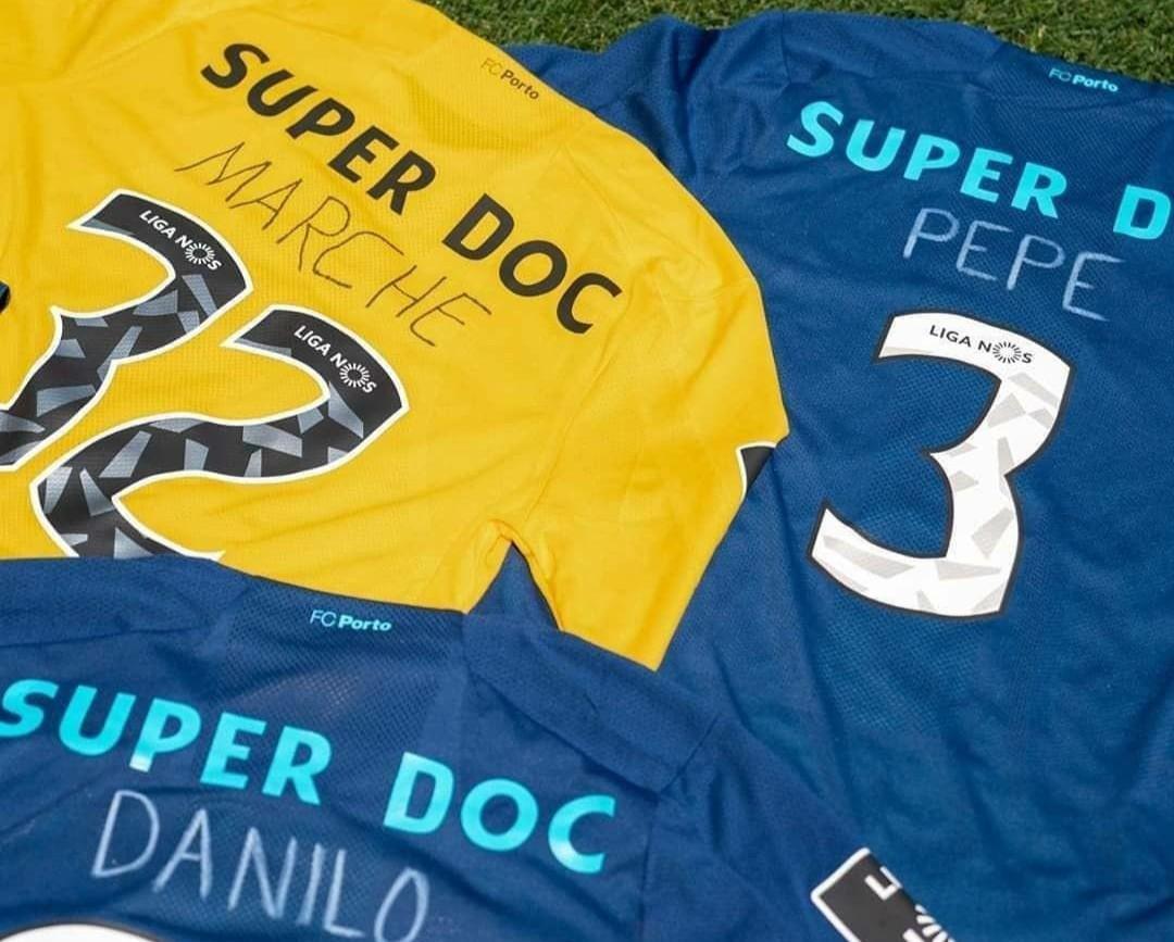Le maglie dei giocatori del Porto per omaggiare il personale sanitario (FOTO: Instagram Classic Football Shirts)