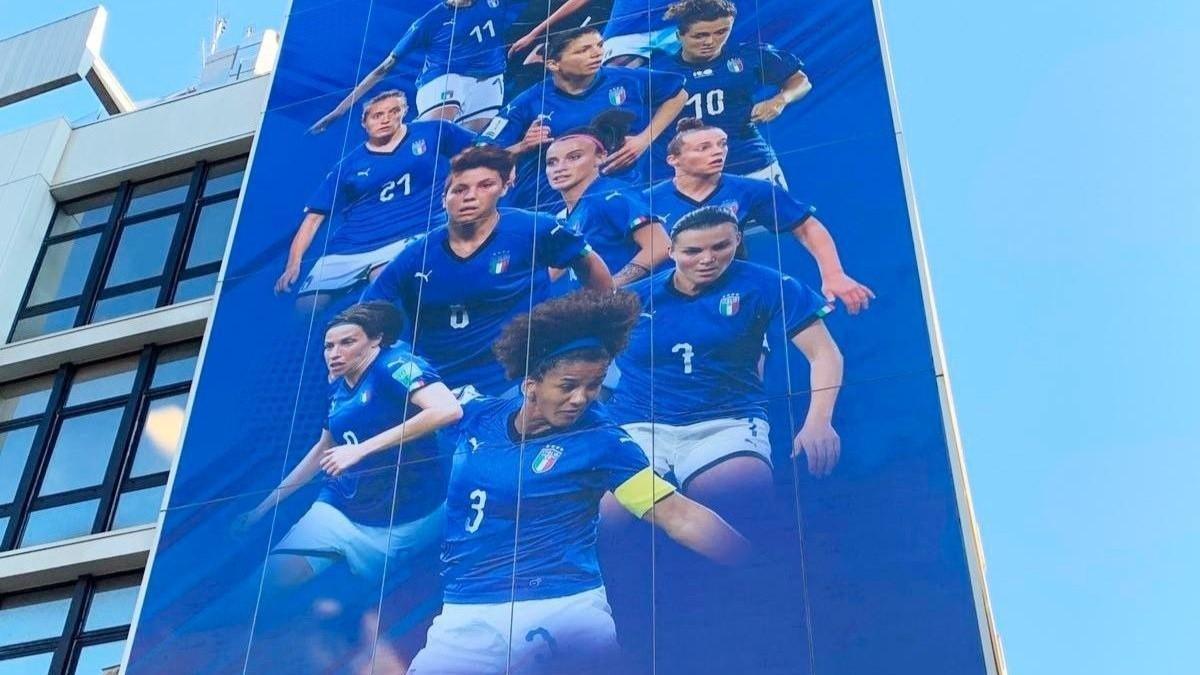 La facciata del palazzo Figc con le Azzurre del Mondiale di Francia 2019