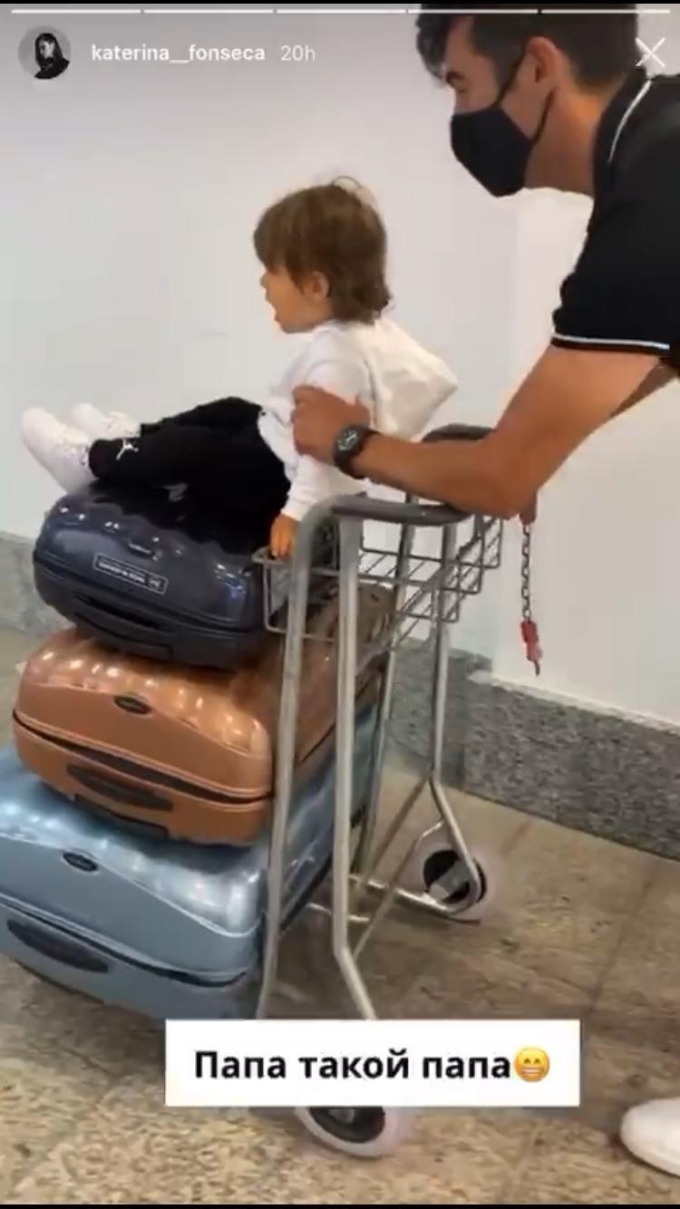 Fonseca spinge il figlio sul carrello delle valigie