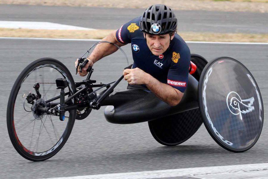 Alex Zanardi in pista con la handbike