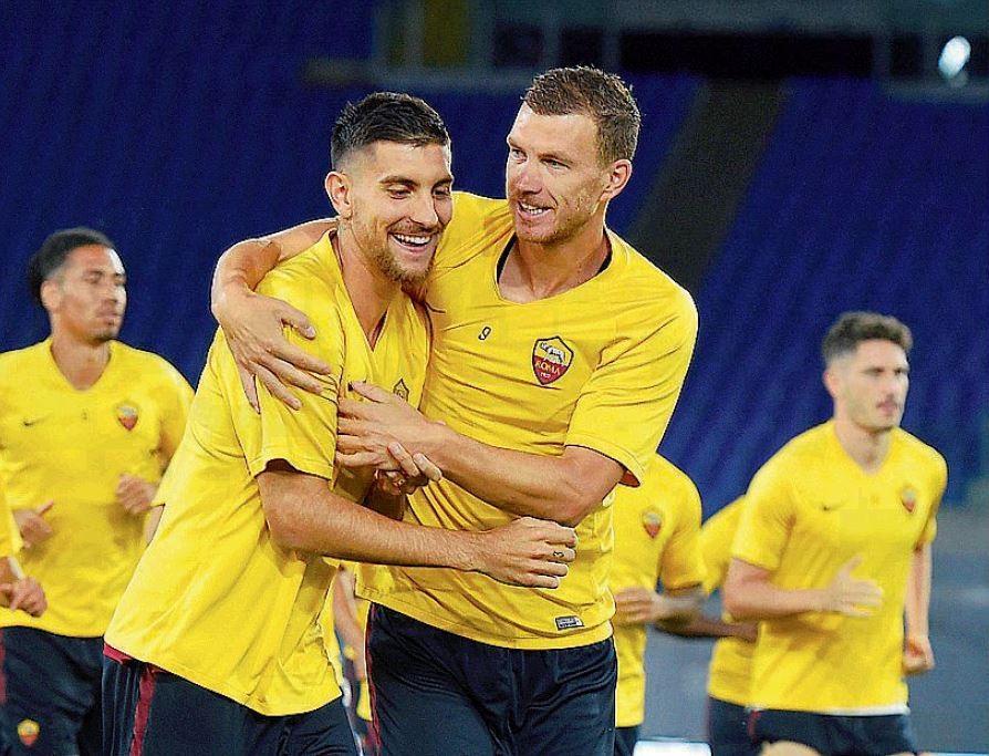 Edin Dzeko con Lorenzo Pellegrini durante l’allenamento all’Olimpico, di LaPresse