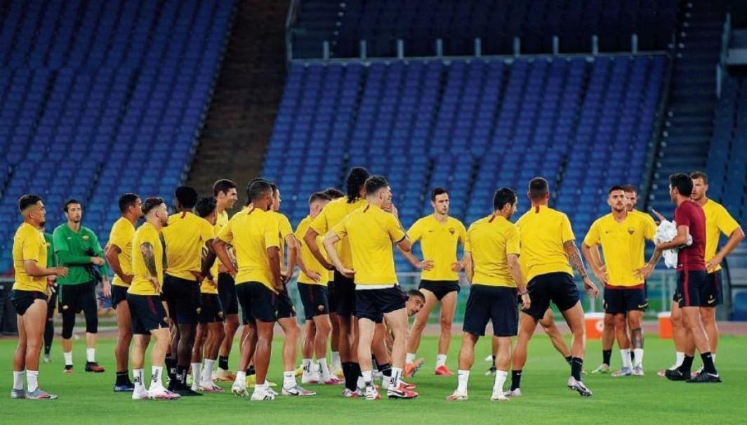 Fonseca a colloquio con la squadra nell'allenamento di ieri all'Olimpico, di LaPresse