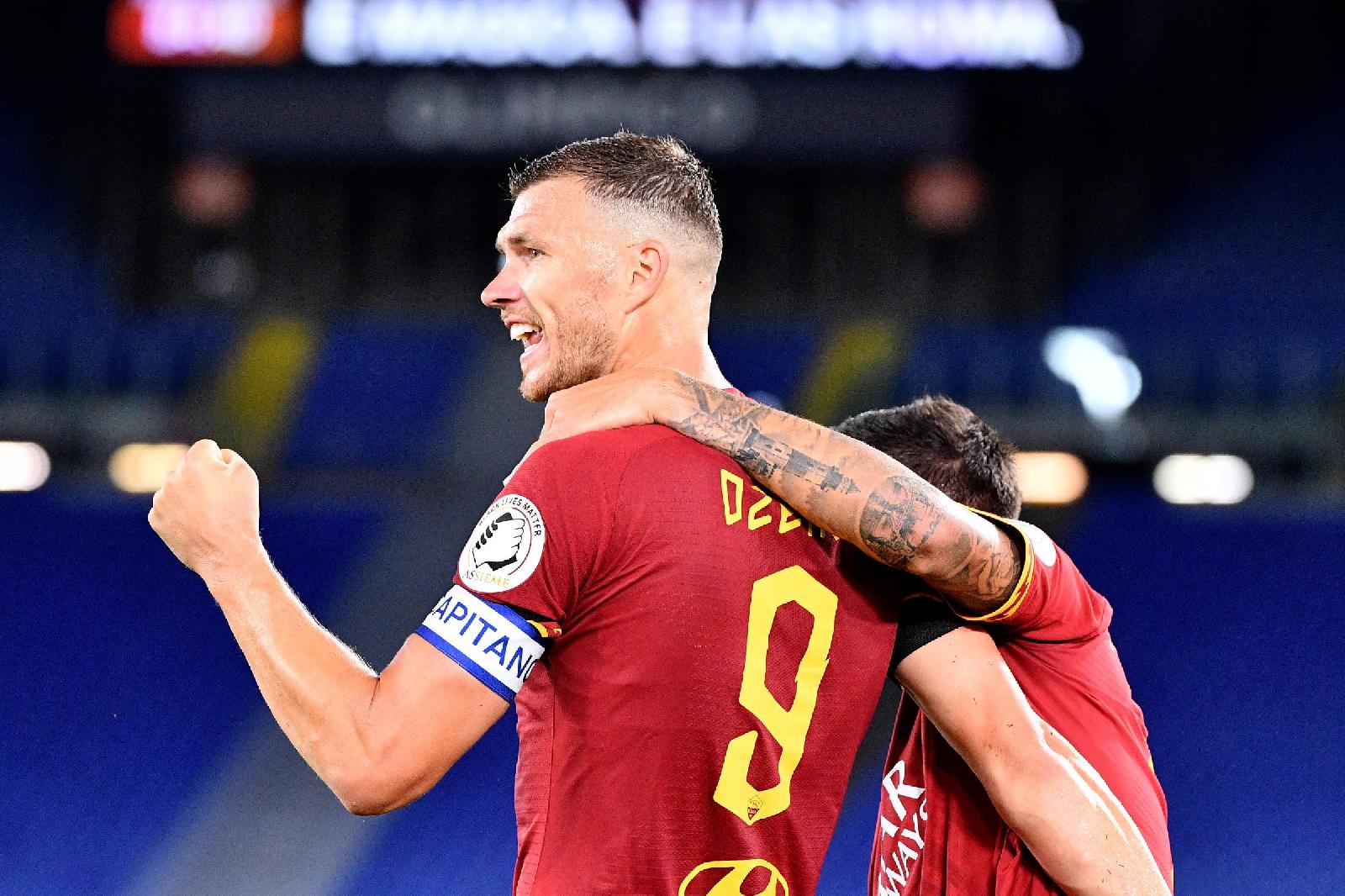 Edin Dzeko esulta dopo il gol del 2-1, di LaPresse