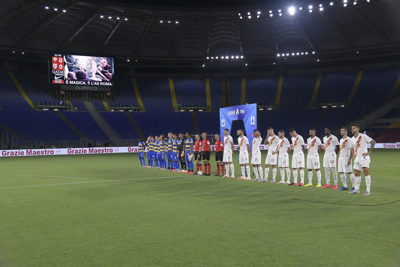 Le squadre pronte attendono il calcio d\'inizio sotto le note della musica di Ennio Morricone, di LaPresse