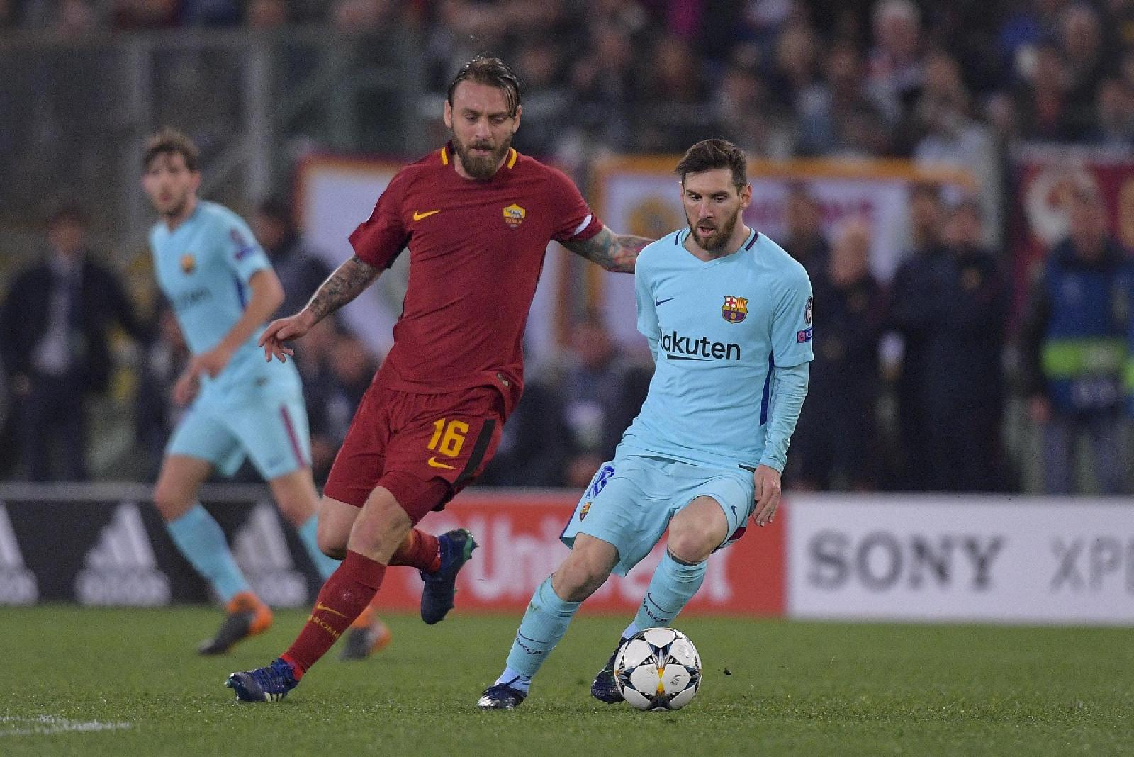 Messi e De Rossi in campo il giorno di Roma-Barcellona 3-0, di LaPresse