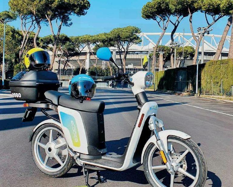 un mezzo eCooltra allo stadio Olimpico