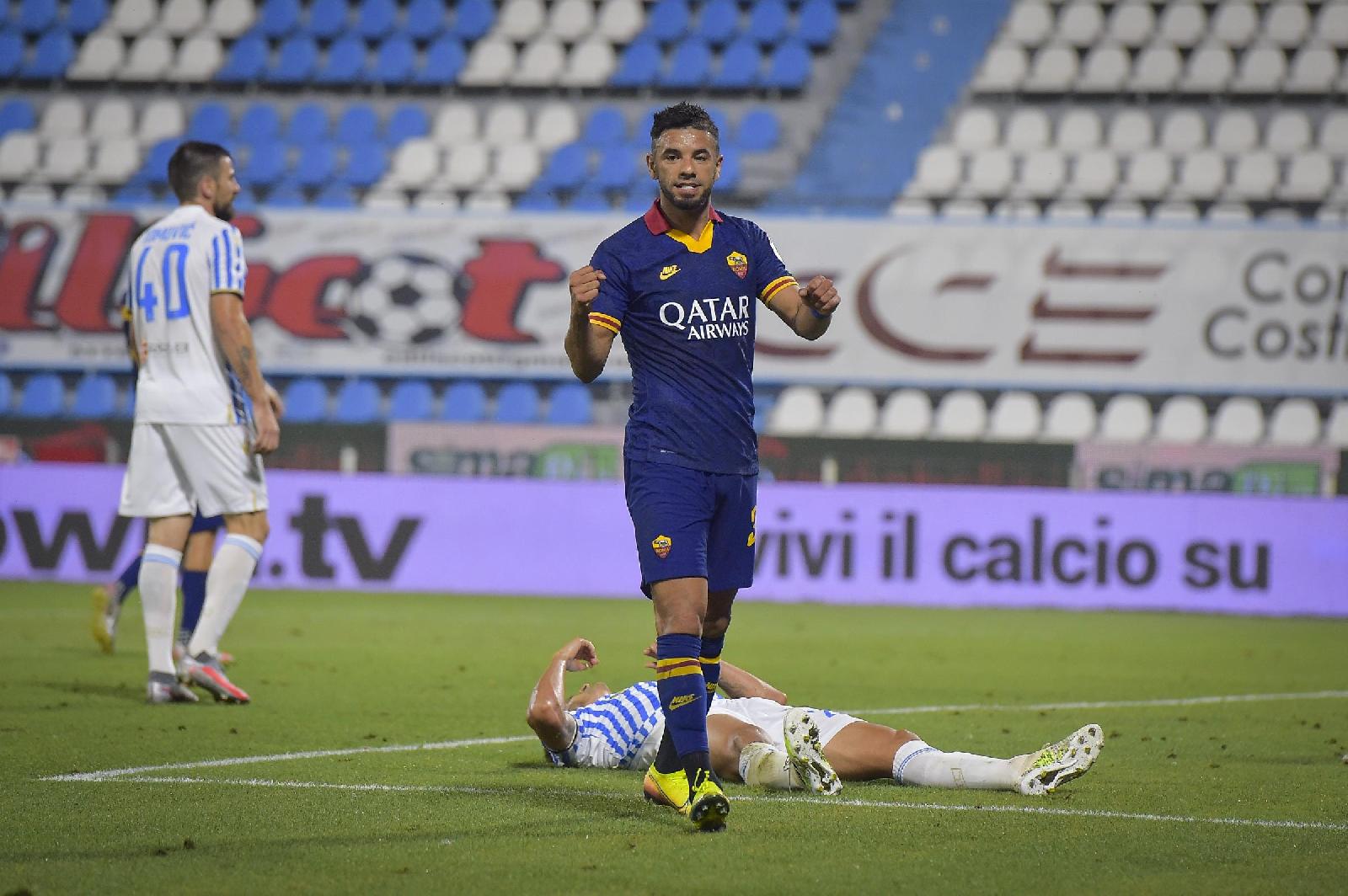 Bruno Peres esulta dopo uno dei gol alla Spal, di LaPresse