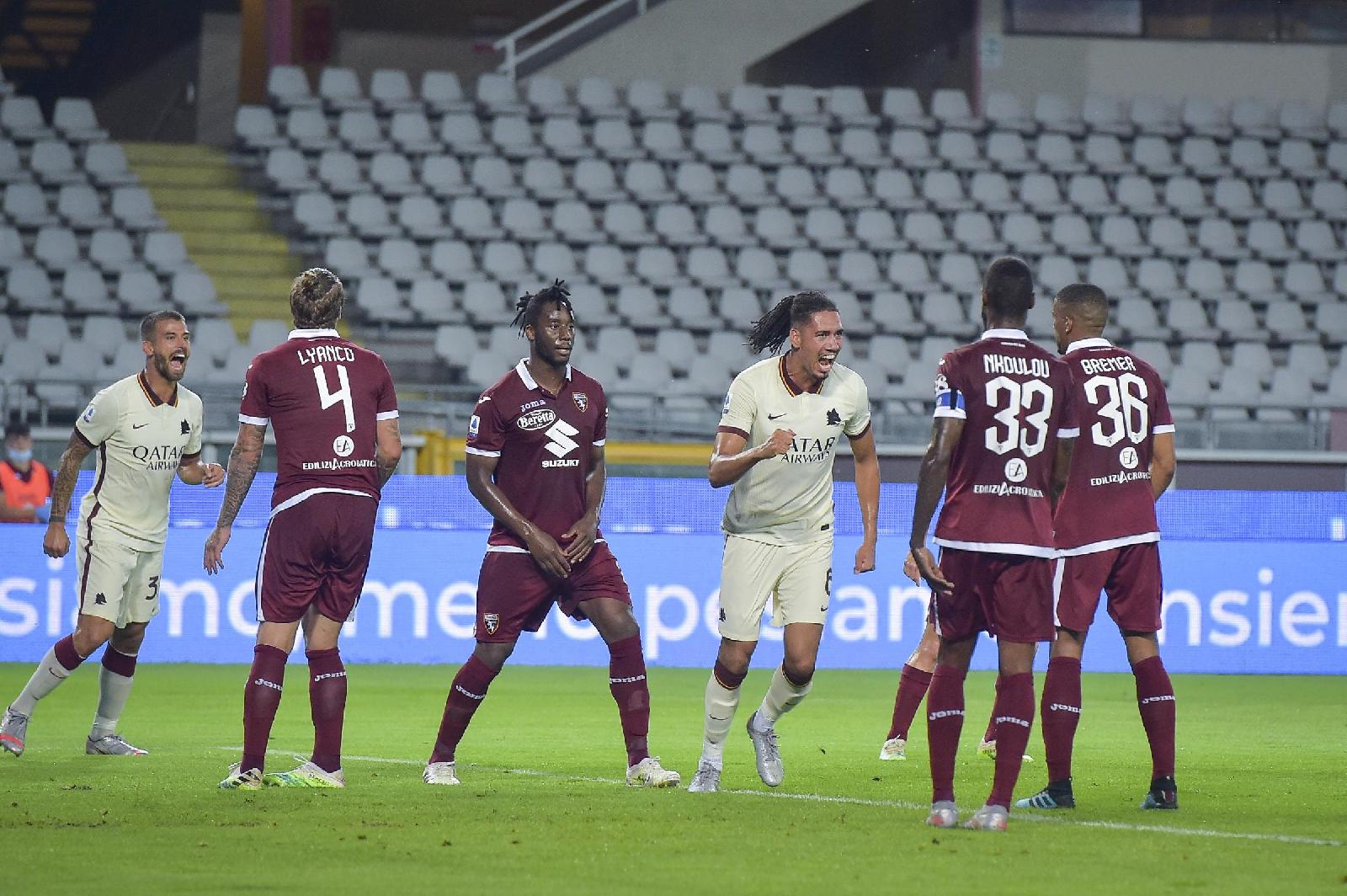 Smalling esulta dopo aver segnato la rete contro il Torino, di LaPresse