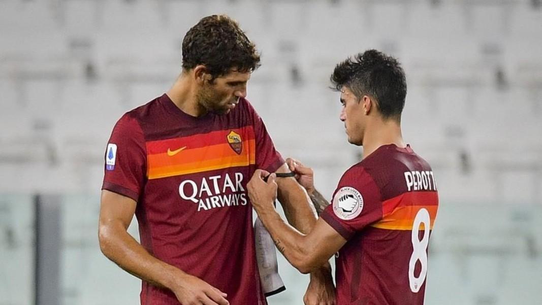 Perotti cede la fascia di capitano a Fazio durante Juventus-Roma, di LaPresse