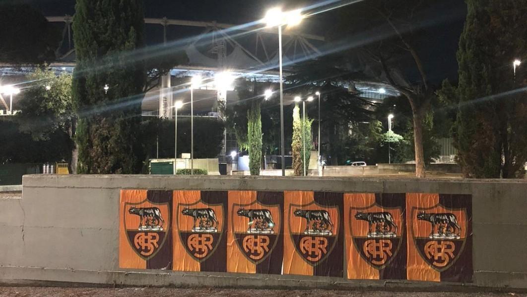 I manifesti apparsi all'esterno dello stadio Olimpico