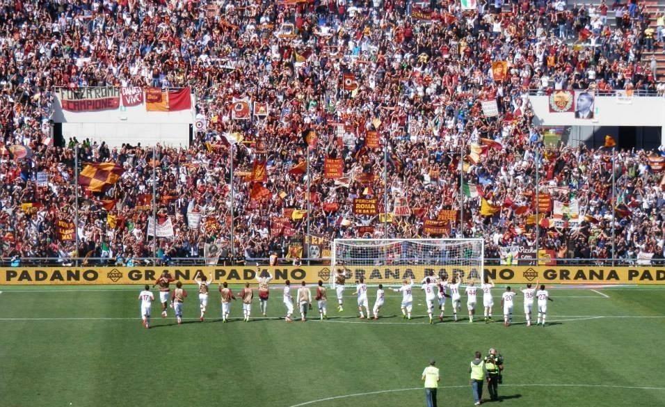 La Roma festeggia sotto al settore del Mapei Stadium  in Sassuolo-Roma del 2013-14