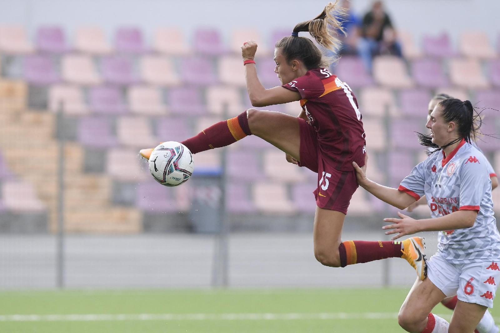 Serturini in campo contro la Pink Bari, di LaPresse