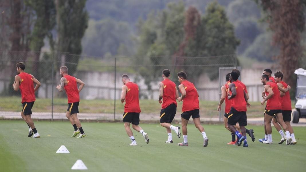 Parte del gruppo a Trigoria durante l'allenamento, di LaPresse