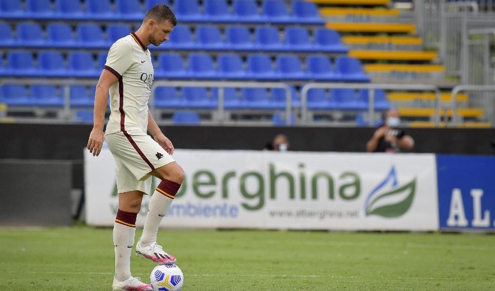 Edin Dzeko durante Cagliari-Roma, di LaPresse