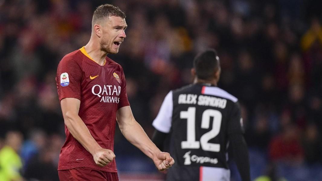 Edin Dzeko esulta per un gol realizzato contro la Juventus, di LaPresse